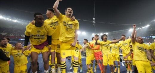 PSG 1-0 Borussia Dortmund (2-0 agg): Mats Hummel's header seals game